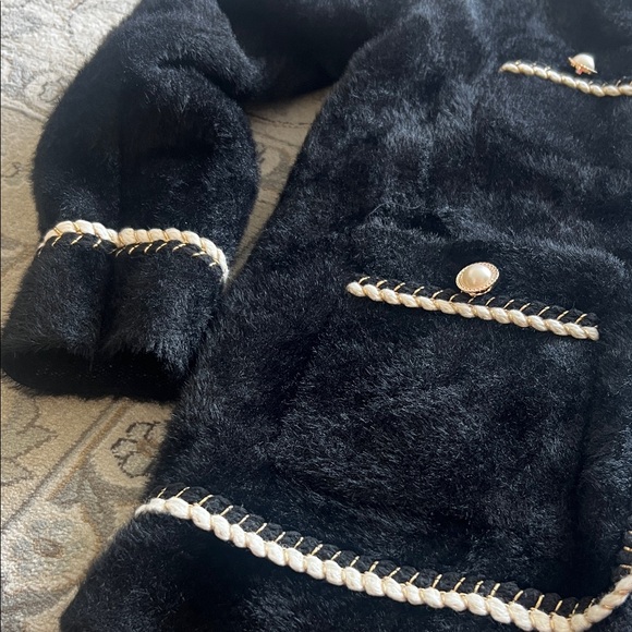 Elegant Black and White Thick Cardigan - Picture 3 of 9